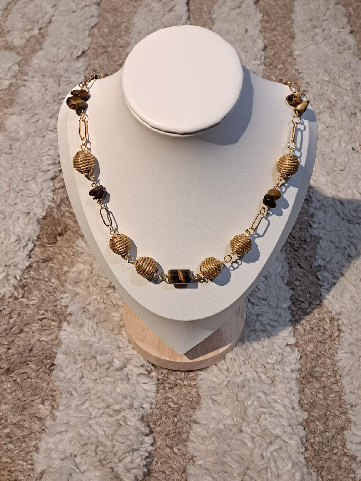 Collier artisanal en capim dourado, l’or végétal du Brésil
