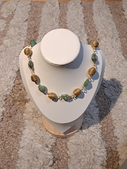 Collier artisanal en capim dourado, l’or végétal du Brésil