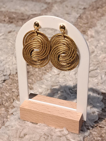 Boucles d’oreilles à grandes spirales entrelacées en Capim Dourado
