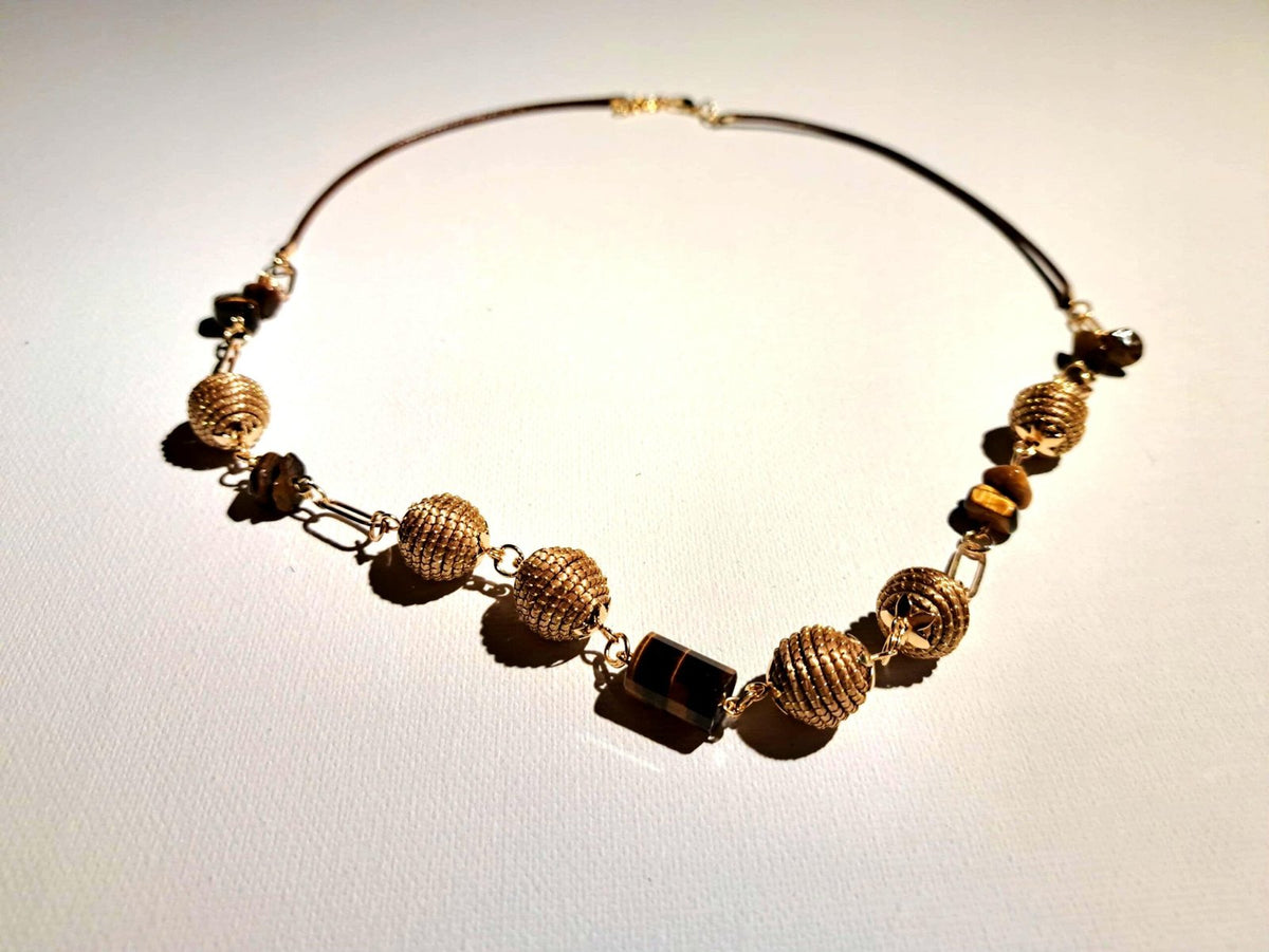 Collier artisanal en capim dourado, l’or végétal du Brésil