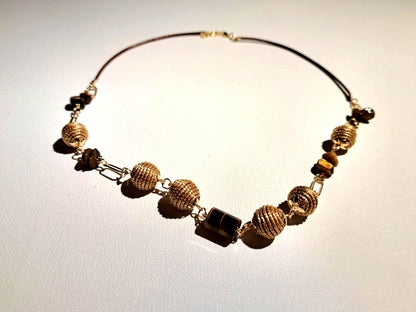 Collier artisanal en capim dourado, l’or végétal du Brésil