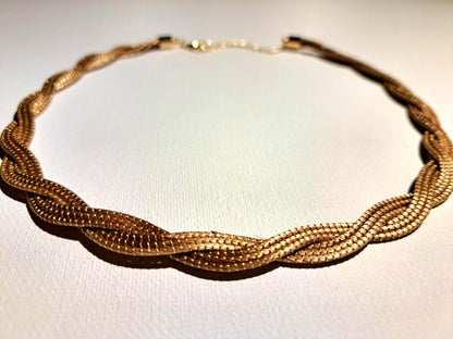 Collier artisanal en capim dourado, l’or végétal du Brésil