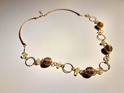 Collier artisanal en capim dourado, l’or végétal du Brésil