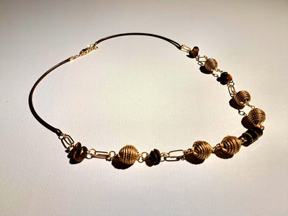Collier artisanal en capim dourado, l’or végétal du Brésil