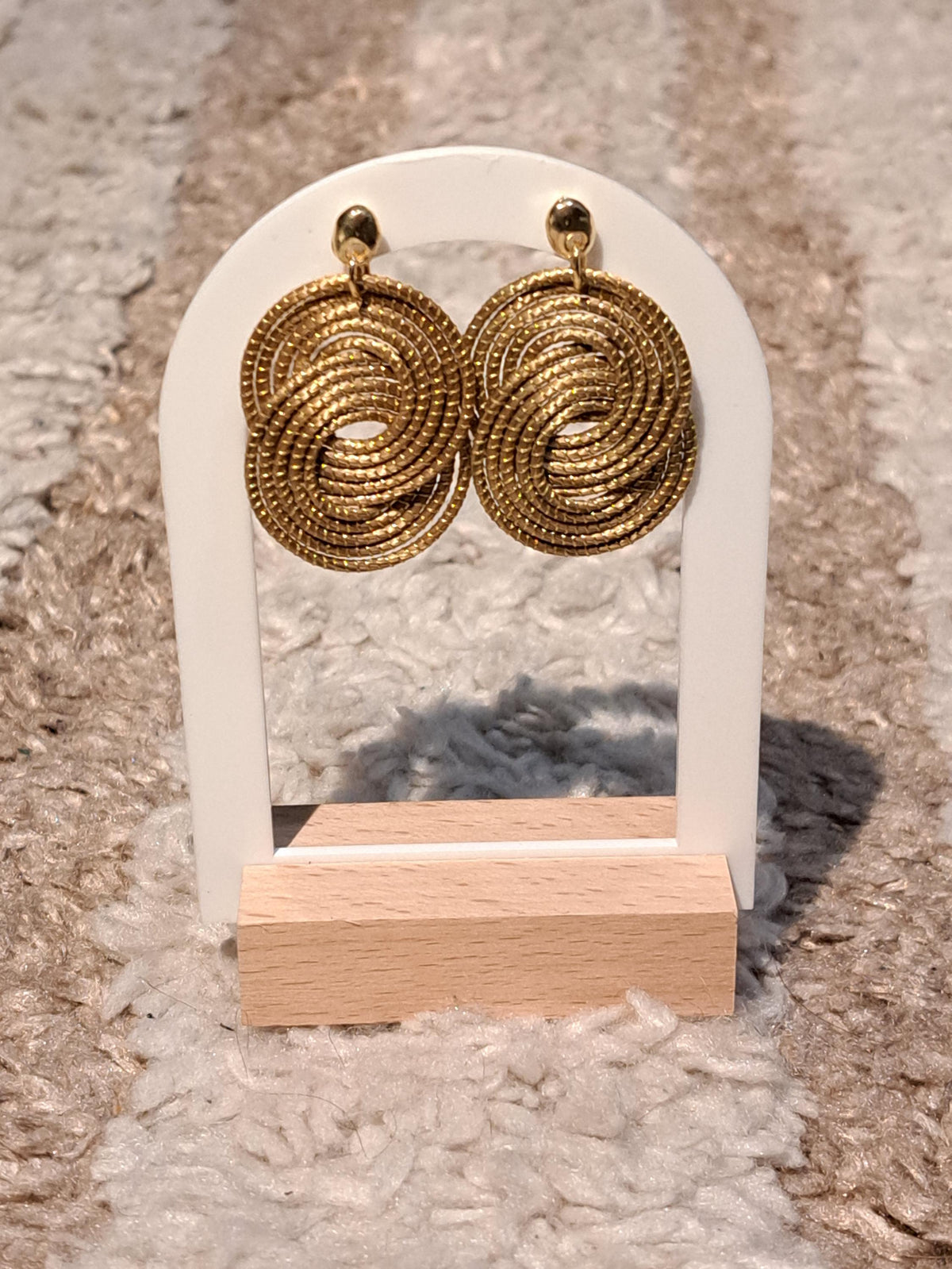 Boucles d’oreilles à grandes spirales entrelacées en Capim Dourado
