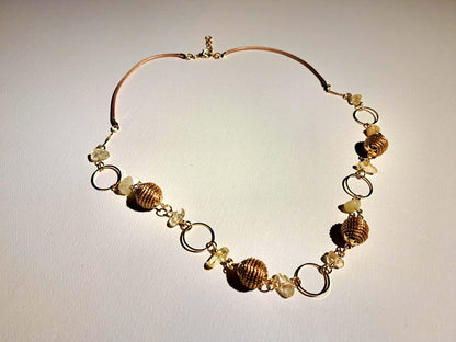 Collier artisanal en capim dourado, l’or végétal du Brésil