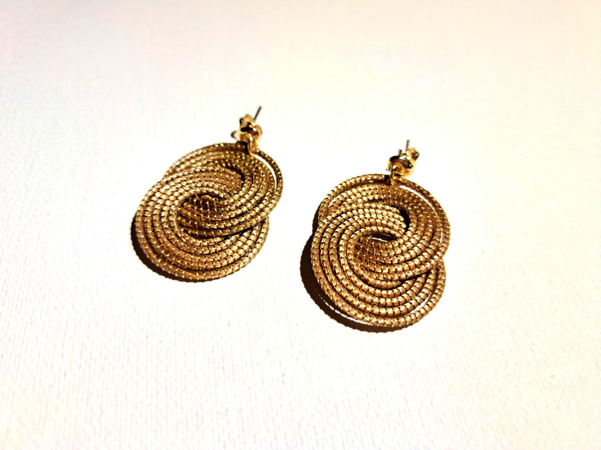 Boucles d’oreilles à grandes spirales entrelacées en Capim Dourado