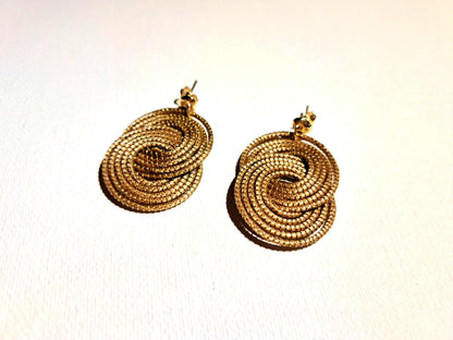 Boucles d’oreilles à grandes spirales entrelacées en Capim Dourado
