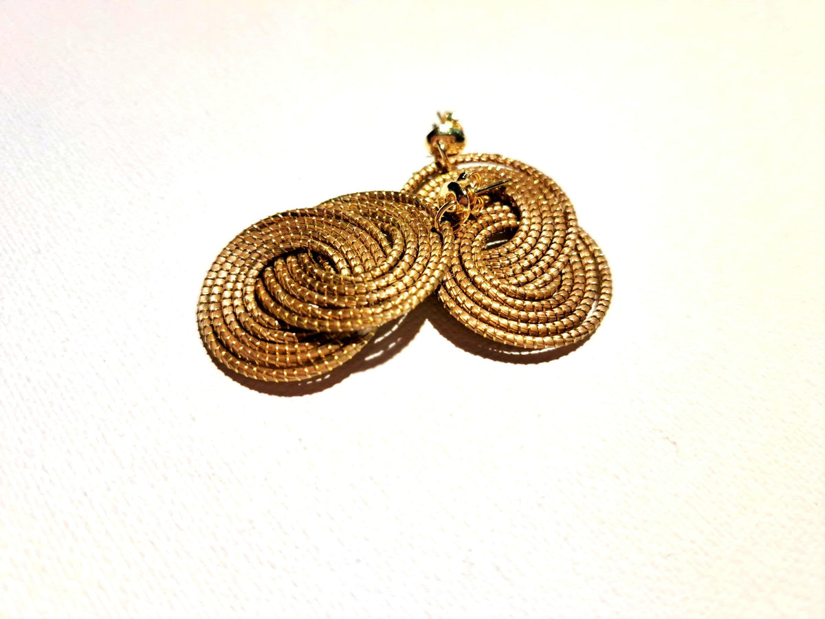 Boucles d’oreilles à grandes spirales entrelacées en Capim Dourado