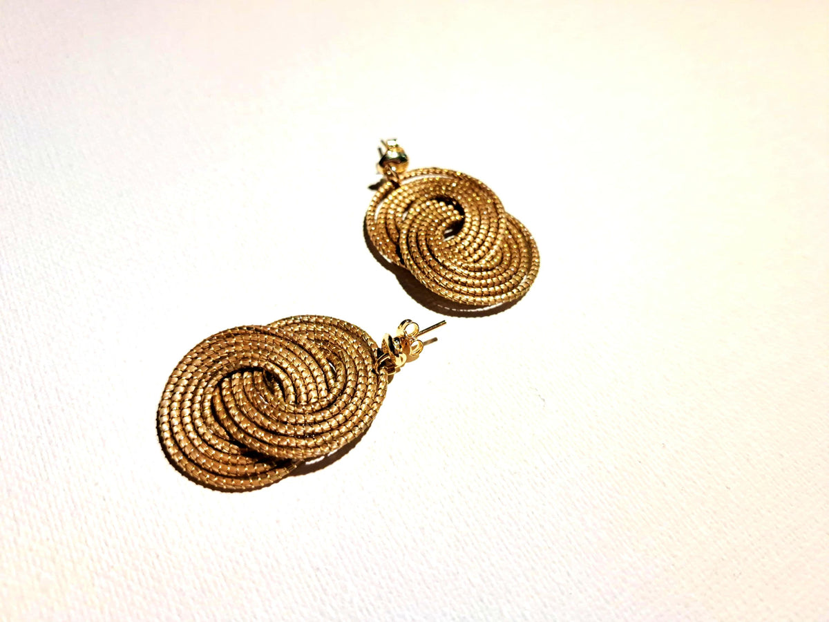 Boucles d’oreilles à grandes spirales entrelacées en Capim Dourado