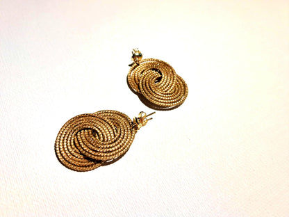 Boucles d’oreilles à grandes spirales entrelacées en Capim Dourado