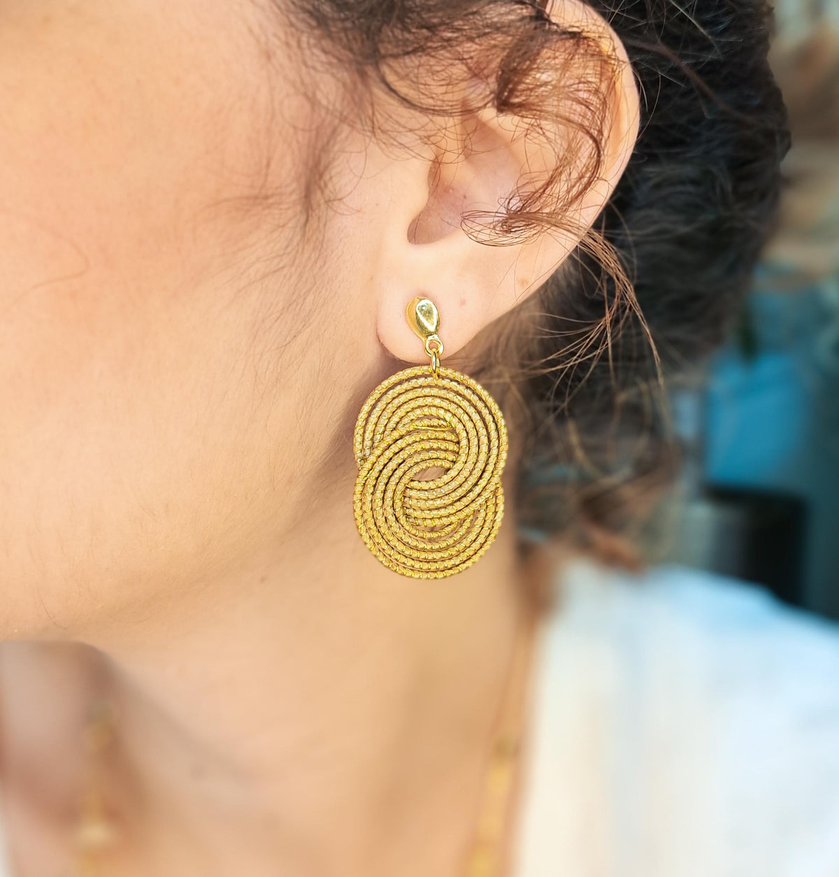 Boucles d’oreilles à grandes spirales entrelacées en Capim Dourado