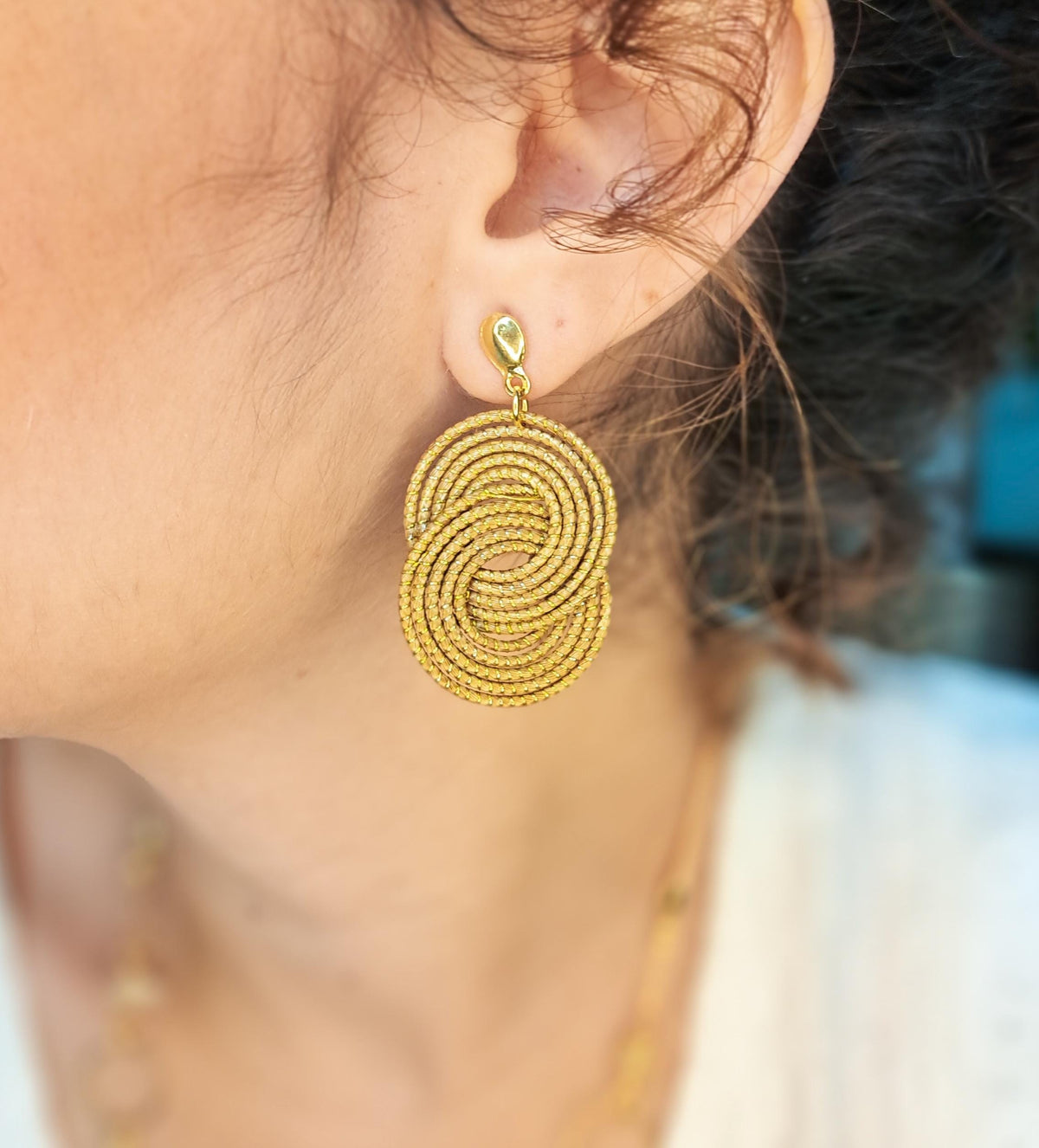 Boucles d’oreilles à grandes spirales entrelacées en Capim Dourado