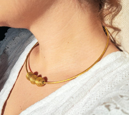 Collier artisanal en capim dourado, l’or végétal du Brésil