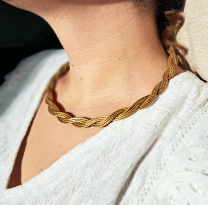 Collier artisanal en capim dourado, l’or végétal du Brésil