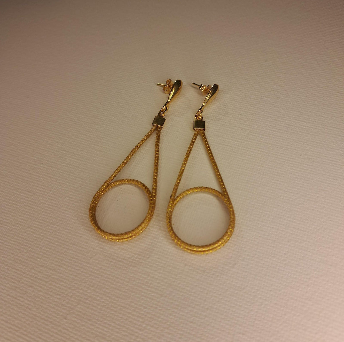 Boucles d'oreilles artisanales en capim dourado, l’or végétal du Brésil