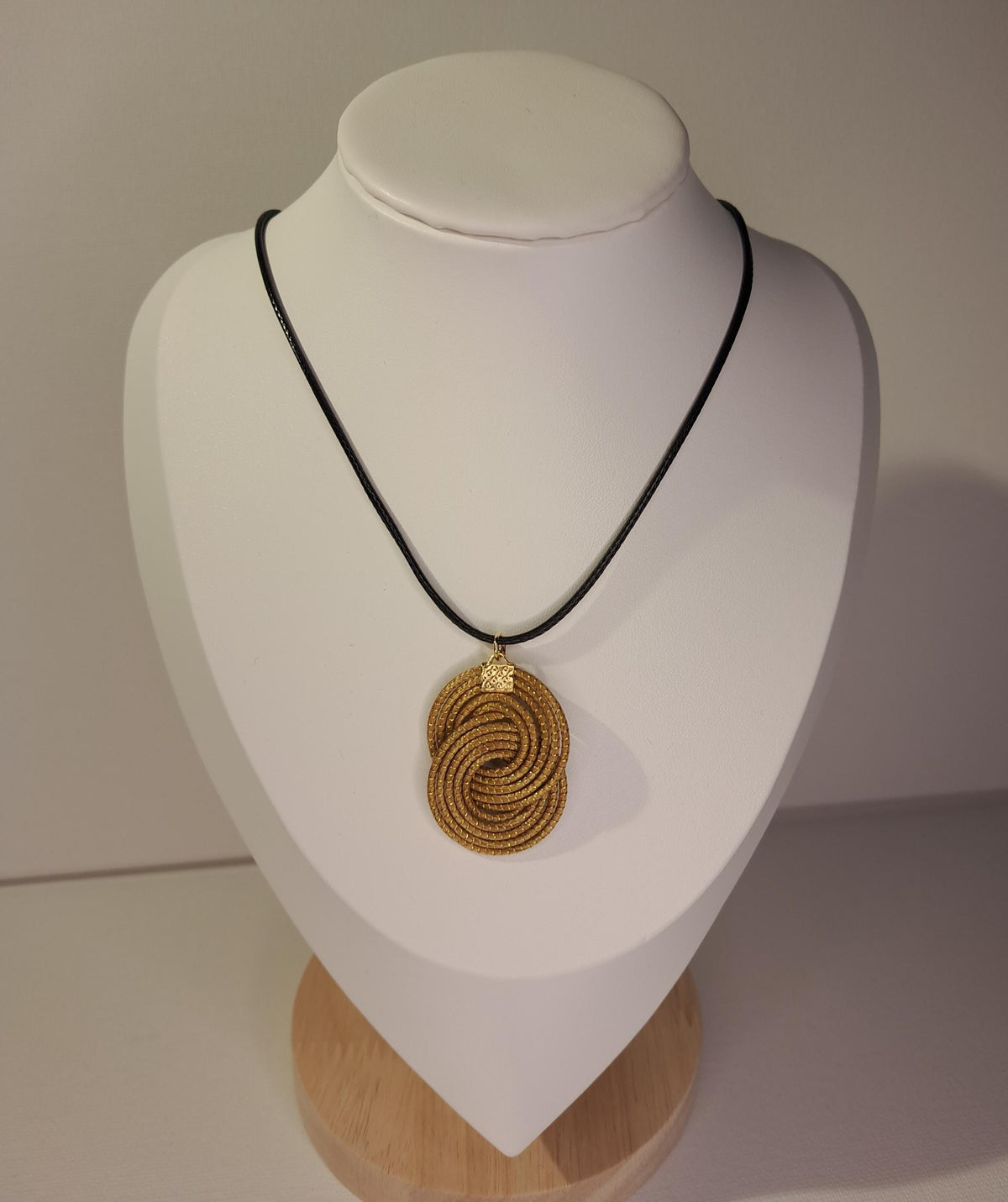 Collier en Capim Dourado (or végétal du Brésil), pendentif infini avec double spirale, cordon noir réglable