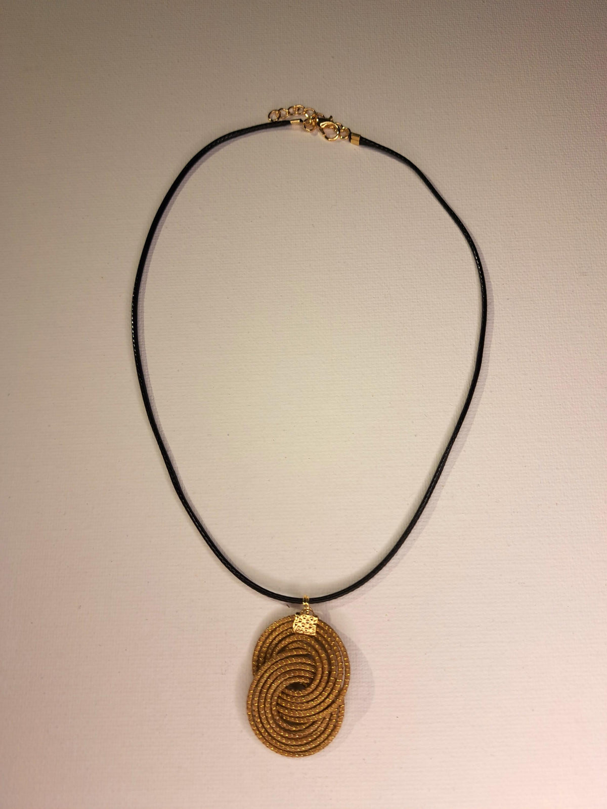 Collier en Capim Dourado (or végétal du Brésil), pendentif infini avec double spirale, cordon noir réglable