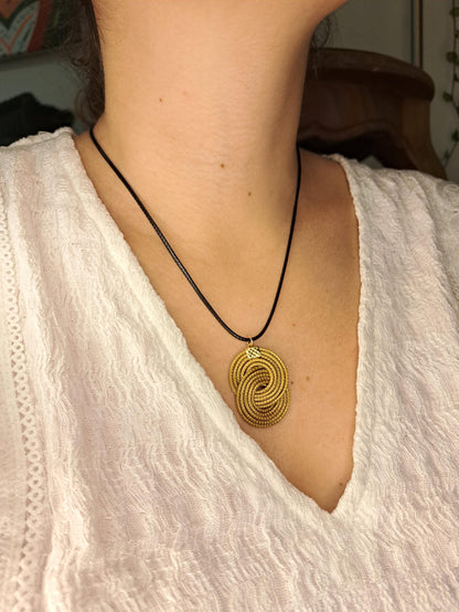 Collier en Capim Dourado (or végétal du Brésil), pendentif infini avec double spirale, cordon noir réglable