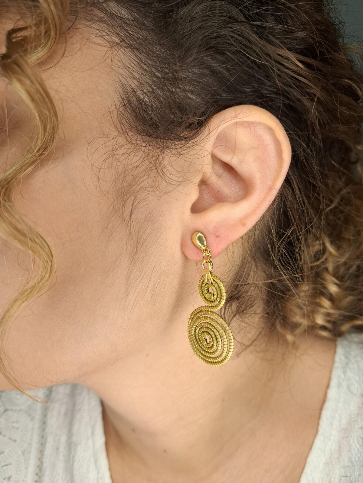 Boucles d'oreilles artisanales en capim dourado, l’or végétal du Brésil