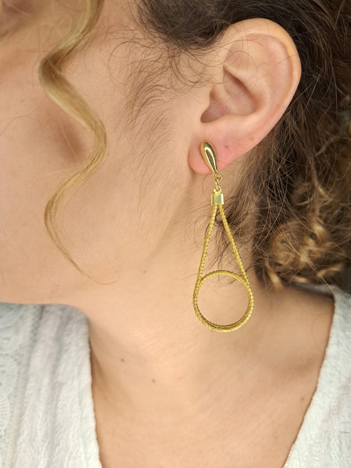 Boucles d'oreilles artisanales en capim dourado, l’or végétal du Brésil