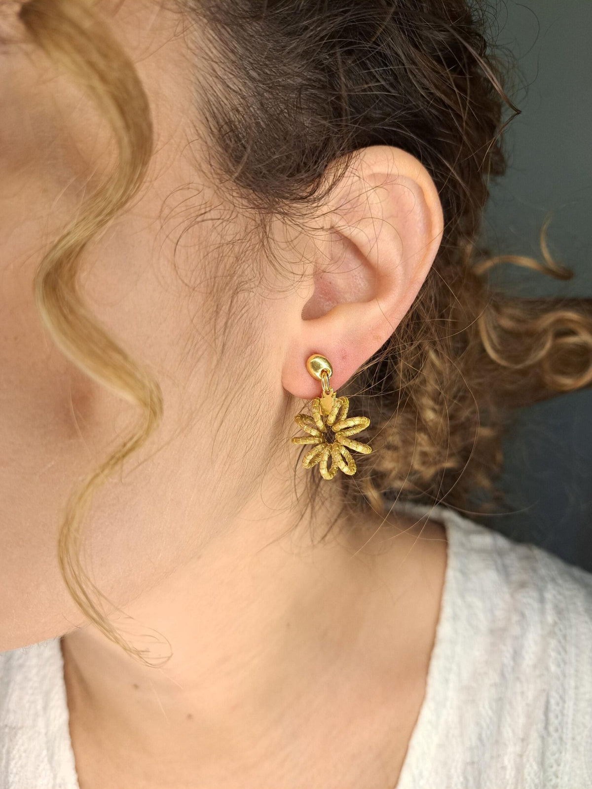 Boucles d'oreilles artisanales en capim dourado, l’or végétal du Brésil