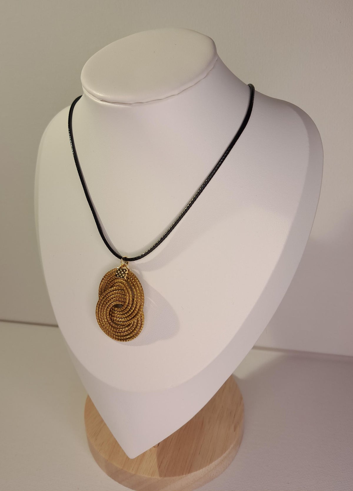 Collier en Capim Dourado (or végétal du Brésil), pendentif infini avec double spirale, cordon noir réglable