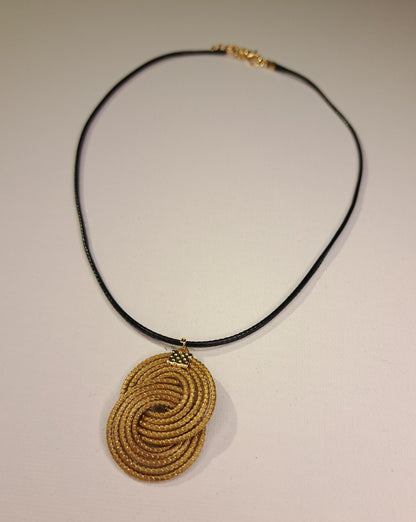 Collier en Capim Dourado (or végétal du Brésil), pendentif infini avec double spirale, cordon noir réglable