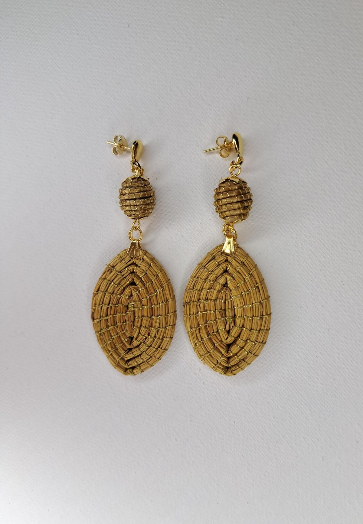 Boucles d'oreilles artisanales en capim dourado, l’or végétal du Brésil