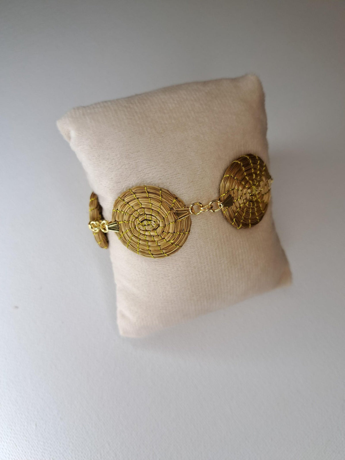 Bracelet artisanal en capim dourado, l’or végétal du Brésil