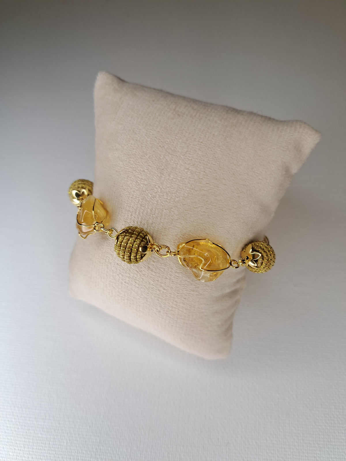 Bracelet en citrine naturelle et boules tressées en Capim Dourado (or végétal), bijou artisanal du Brésil