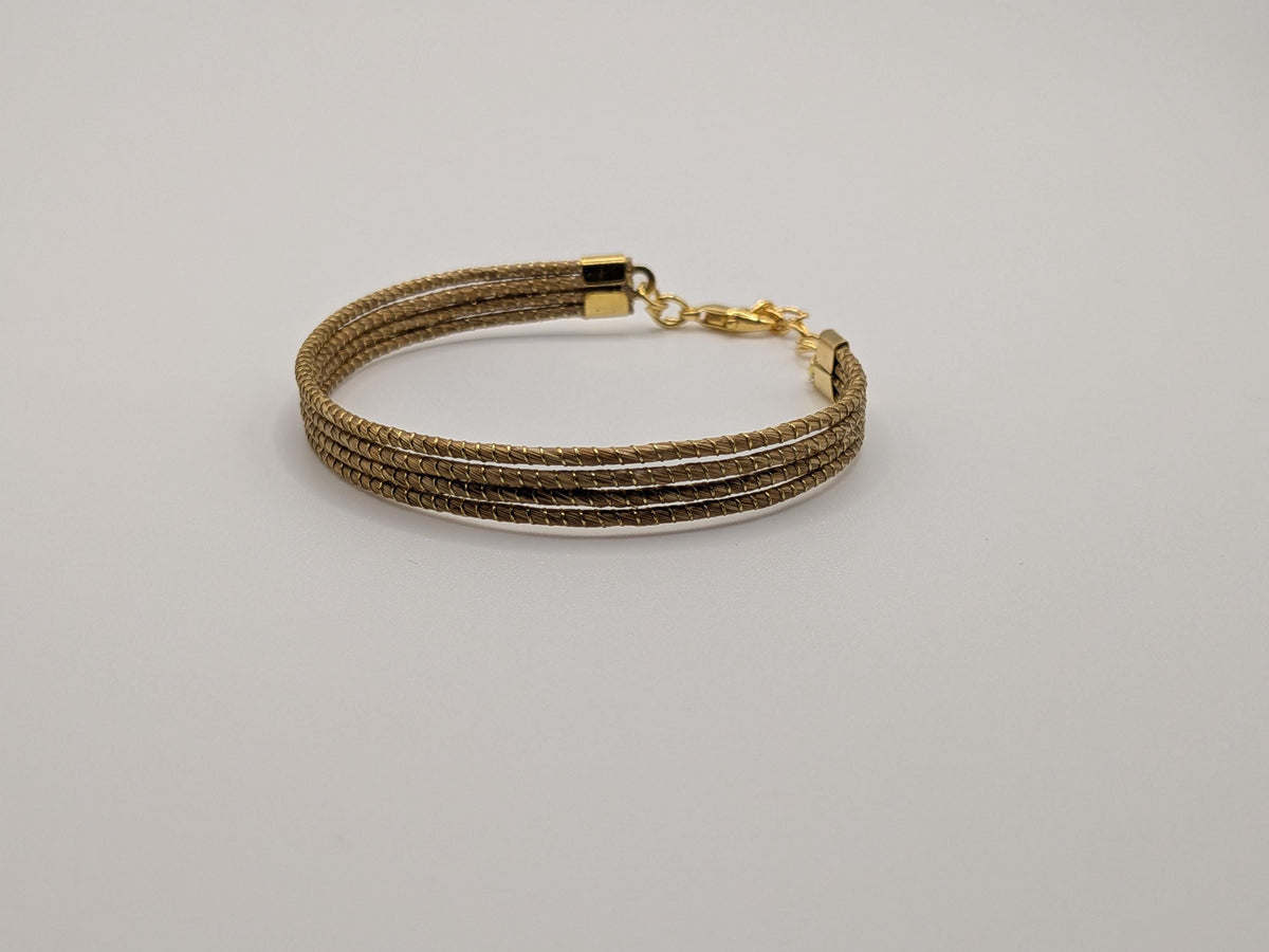 Bracelet à quatre rangs en Capim Dourado, or végétal tressé du Brésil