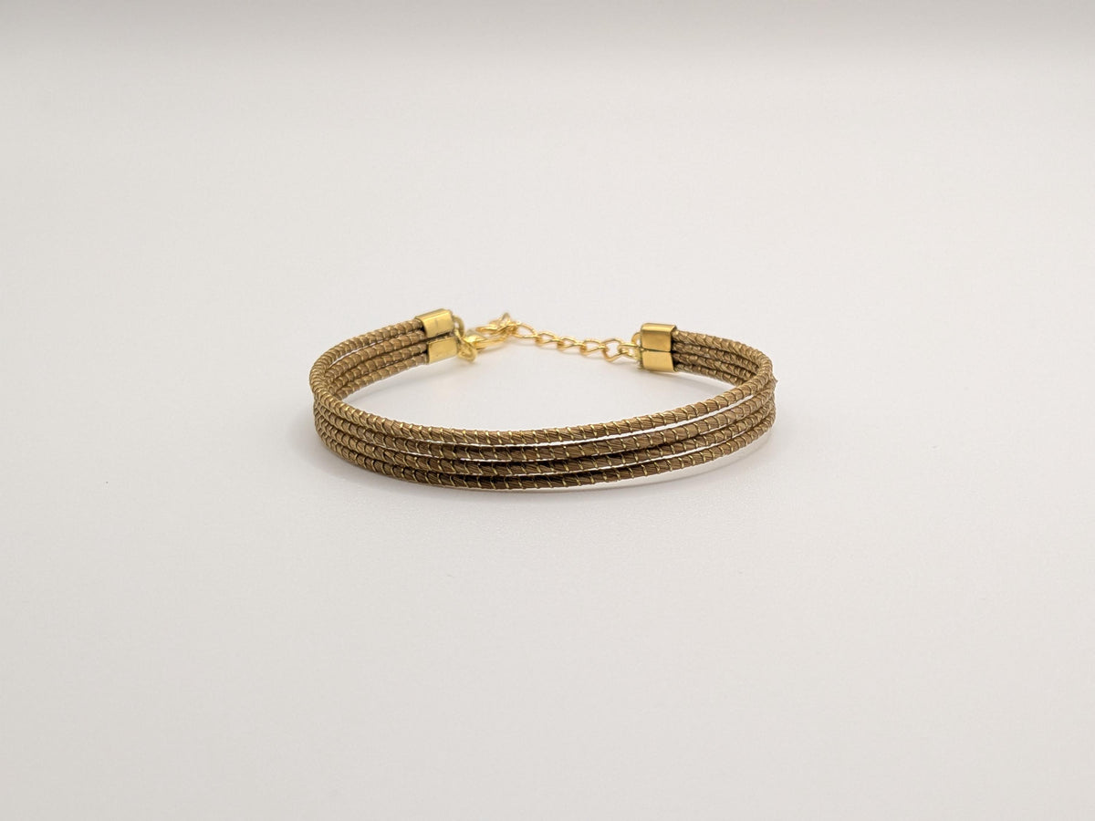 Bracelet à quatre rangs en Capim Dourado, or végétal tressé du Brésil