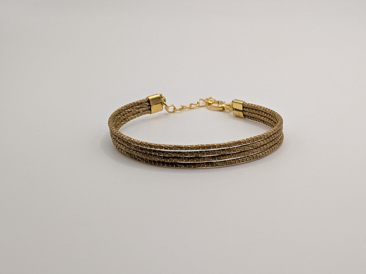Bracelet à quatre rangs en Capim Dourado, or végétal tressé du Brésil