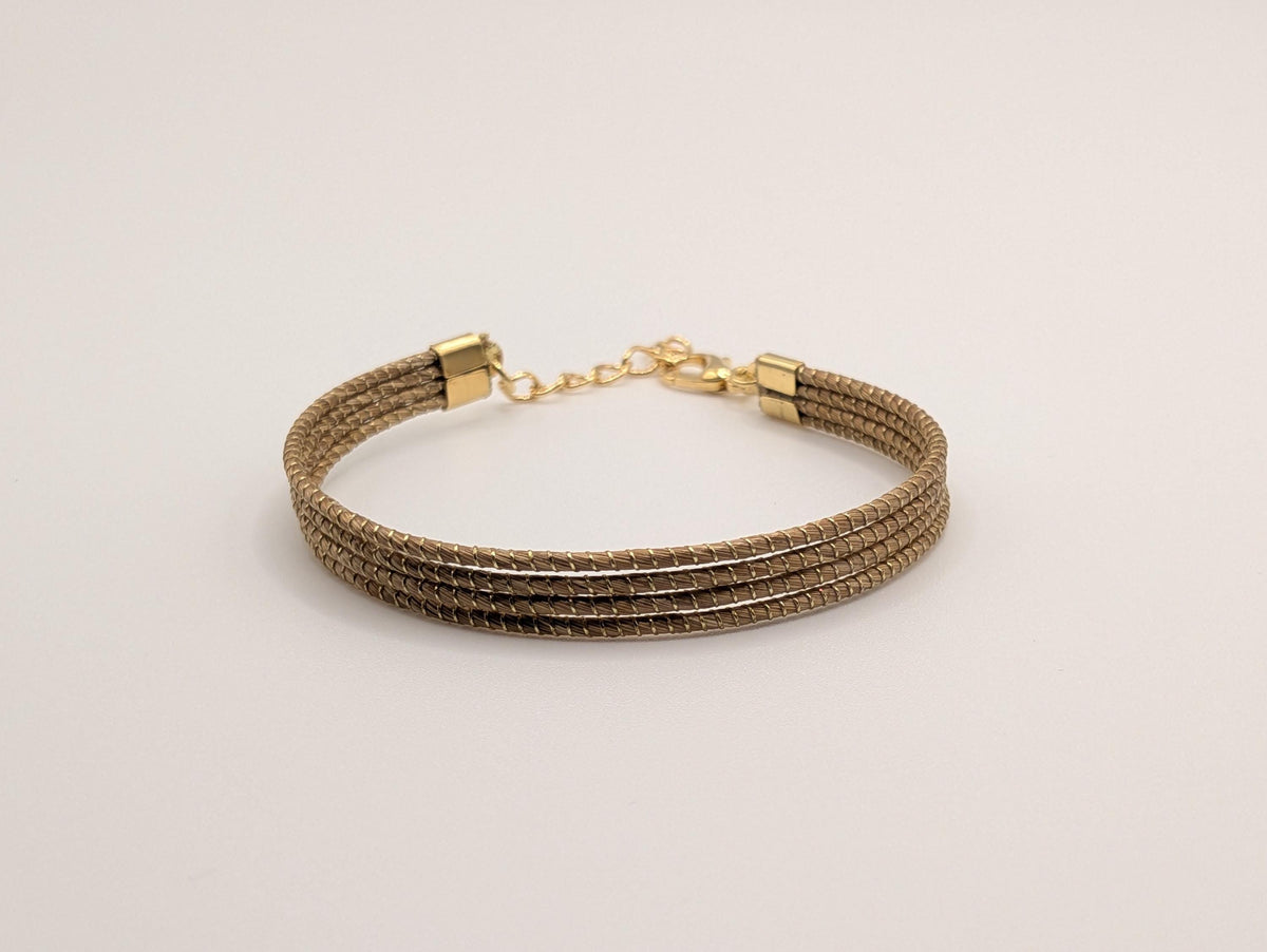 Bracelet à quatre rangs en Capim Dourado, or végétal tressé du Brésil