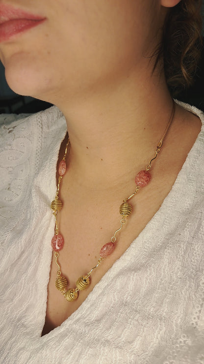 Collar de piedras rosas y bolas trenzadas en Capim Dourado, joya artesanal de Brasil