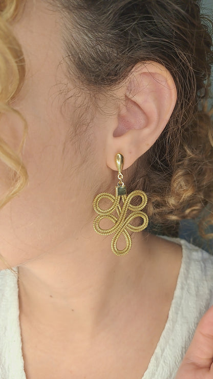 Orecchini pendenti con arabeschi traforati in Capim Dourado