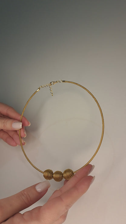 Collana con tre sfere intrecciate in Capim Dourado, gioiello in oro vegetale del Brasile
