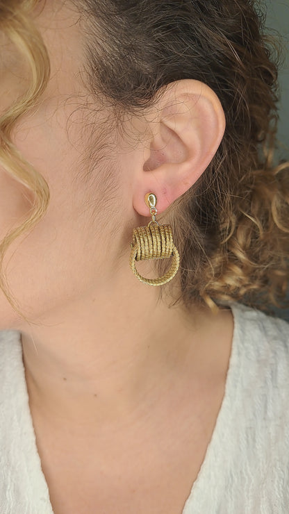 Pendientes colgantes de doble aro entrelazado en Capim Dourado