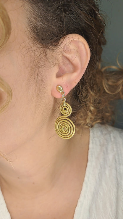 Brincos pendentes com duas espirais em Capim Dourado