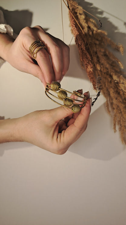 Pulsera multicapa con bolas trenzadas de Capim Dourado, joya artesanal de Brasil