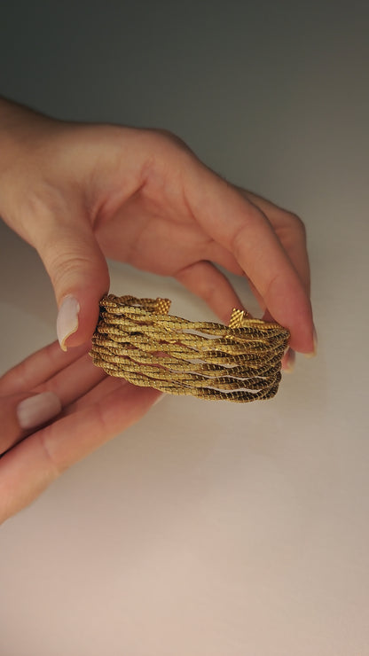 Brazalete tipo manchette con trenzado cruzado en capim dourado, oro vegetal de Brasil