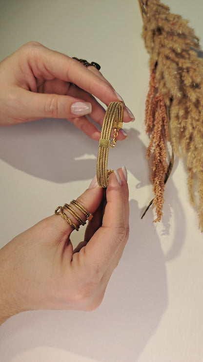 Pulseira de fileiras paralelas finas em Capim Dourado, joia artesanal do Brasil