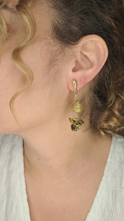 Orecchini a sfera intrecciata in Capim Dourado e pietra bruna