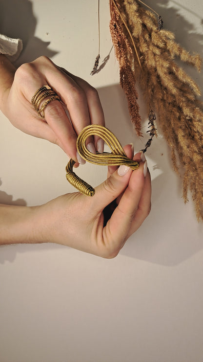 Brazalete abierto con motivo de gota en Capim Dourado, joya bohemia artesanal