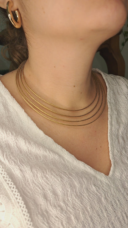 Cascadende ketting met meerdere lagen van Capim Dourado, plantaardig goud uit Brazilië