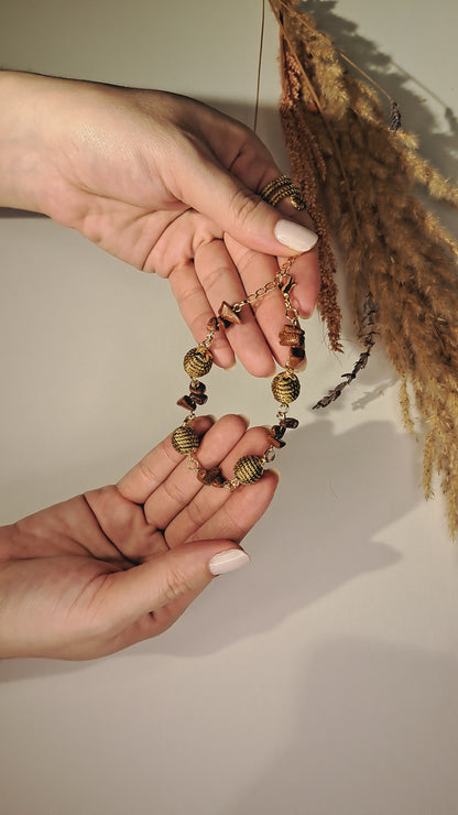 Bracciale con pietre marroni e sfere intrecciate in Capim Dourado, gioiello artigianale del Brasile