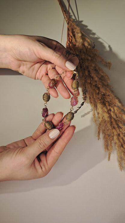 Pulseira com pedras rosas e esferas trançadas em capim dourado, joia artesanal brasileira