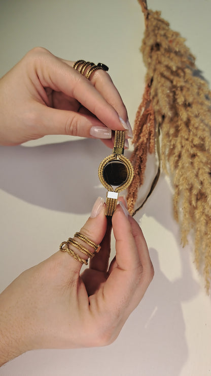 Armband van Capim Dourado (of Braziliaans plantaardig goud) met een ronde, bruine natuursteen