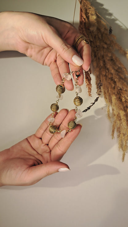 Pulseira com pedras brancas e esferas trançadas em Capim Dourado (ouro vegetal do Brasil)